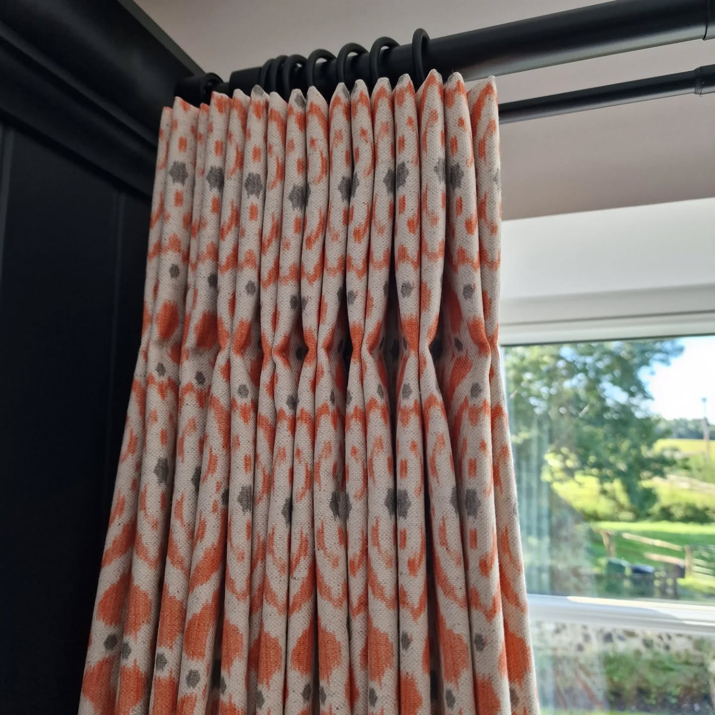 Featured for this week's #throwbackthursday...a final.pair of curtains for the dining area of a beautiful open plan cottage in the Surrey Hills. I'd previously made the curtains for the living room and snug, and these lovelies were the finishing touch ?
#cottagestyle #cottagecore #cottagecoreaesthetics #bespokecurtains madetomeasurecurtains