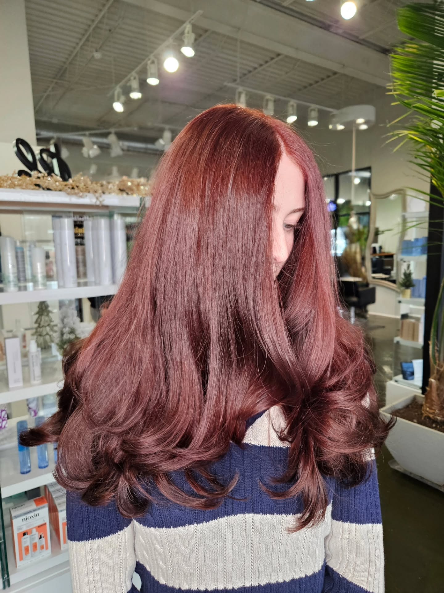 Fresh Color, Fresh Blowout, Fresh Confidence
Soft, bouncy, and exactly how great hair should feel
Beautifully refreshed color and a bouncy blow-dry for the perfect finishing touch
Book your styling appointment with us today
? 410-558-0047
#HairColorSpecialist #BlowDryStyle #FreshColorFreshStyle #HealthyHairJourney #SalonTransformation