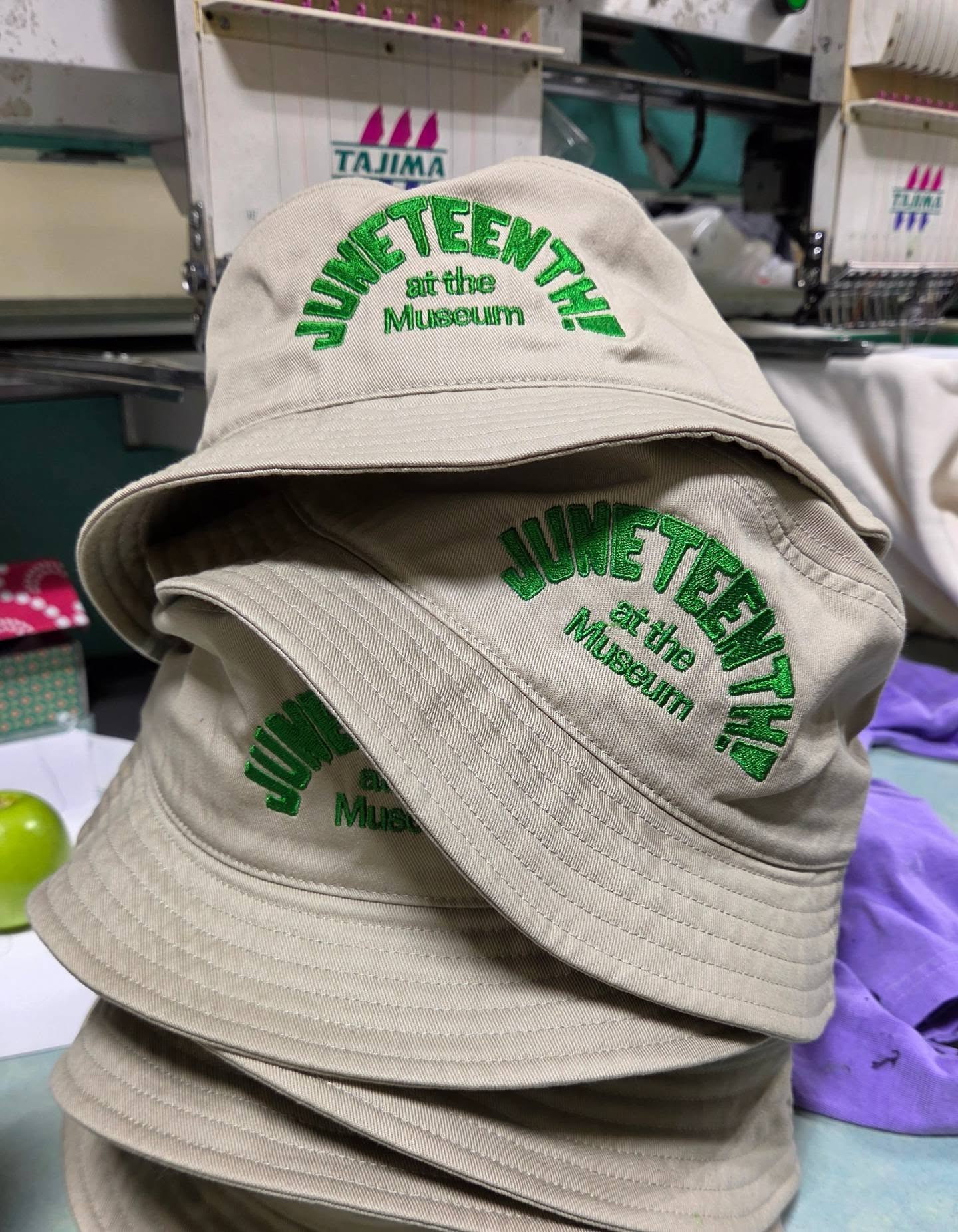 Buckets Buckets at the @oaklandmuseumca embroidered by yours truly today for Juneteenth!
More #Juneteenth merch can be found at theolivestreetagency.com/shop
Celebrate the FREEDOM of Black Americans! #ADOS
?????????????
#embroidery
#blackownedbusiness
#oakland
