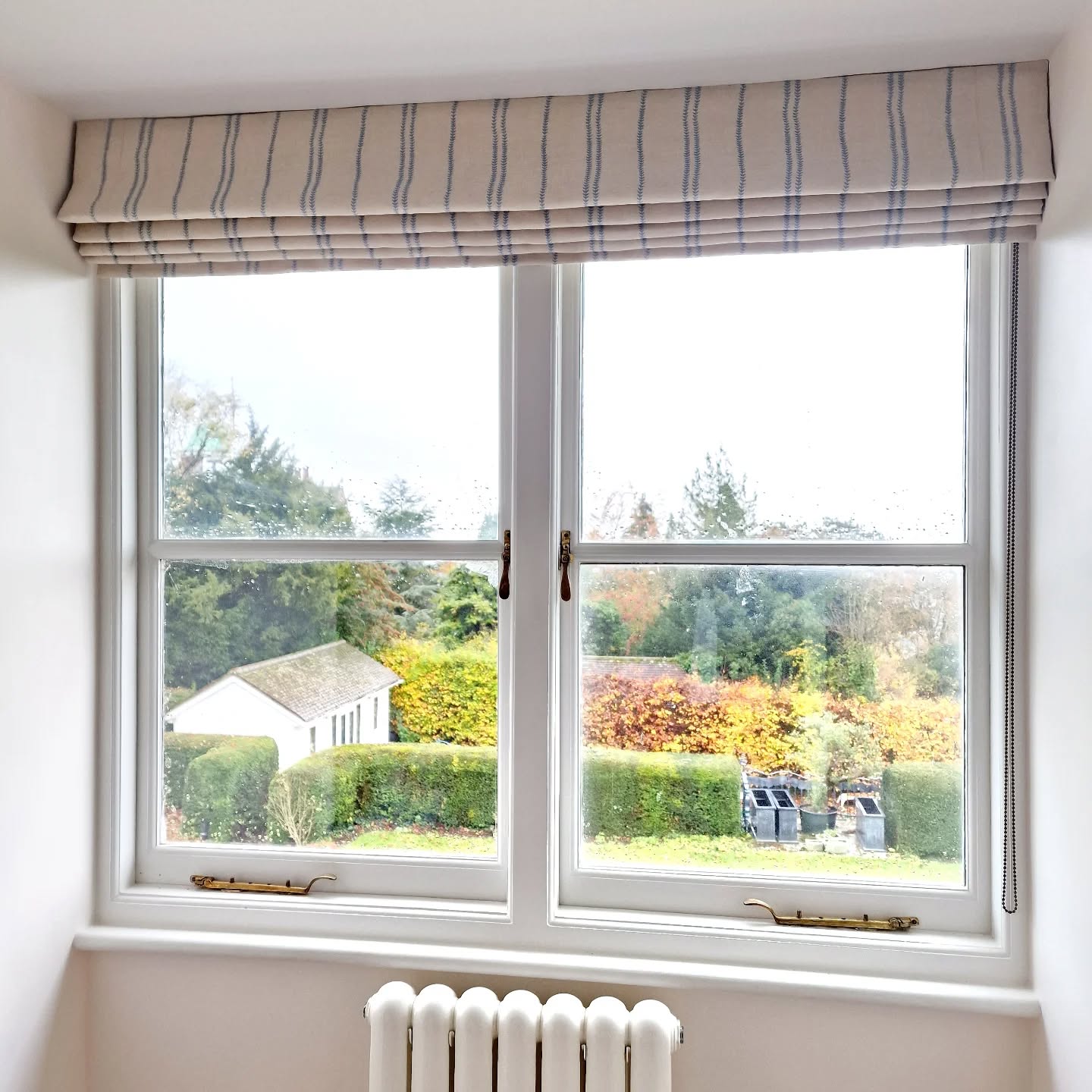 Here's a sweet Roman blind from a couple of years ago. It's featured for this week's ##throwbackthursday because it just looks so cool....who else it struggling in the heat? ?
#romanblind #romanblindmaker #romanblinds #bespokeromanblinds