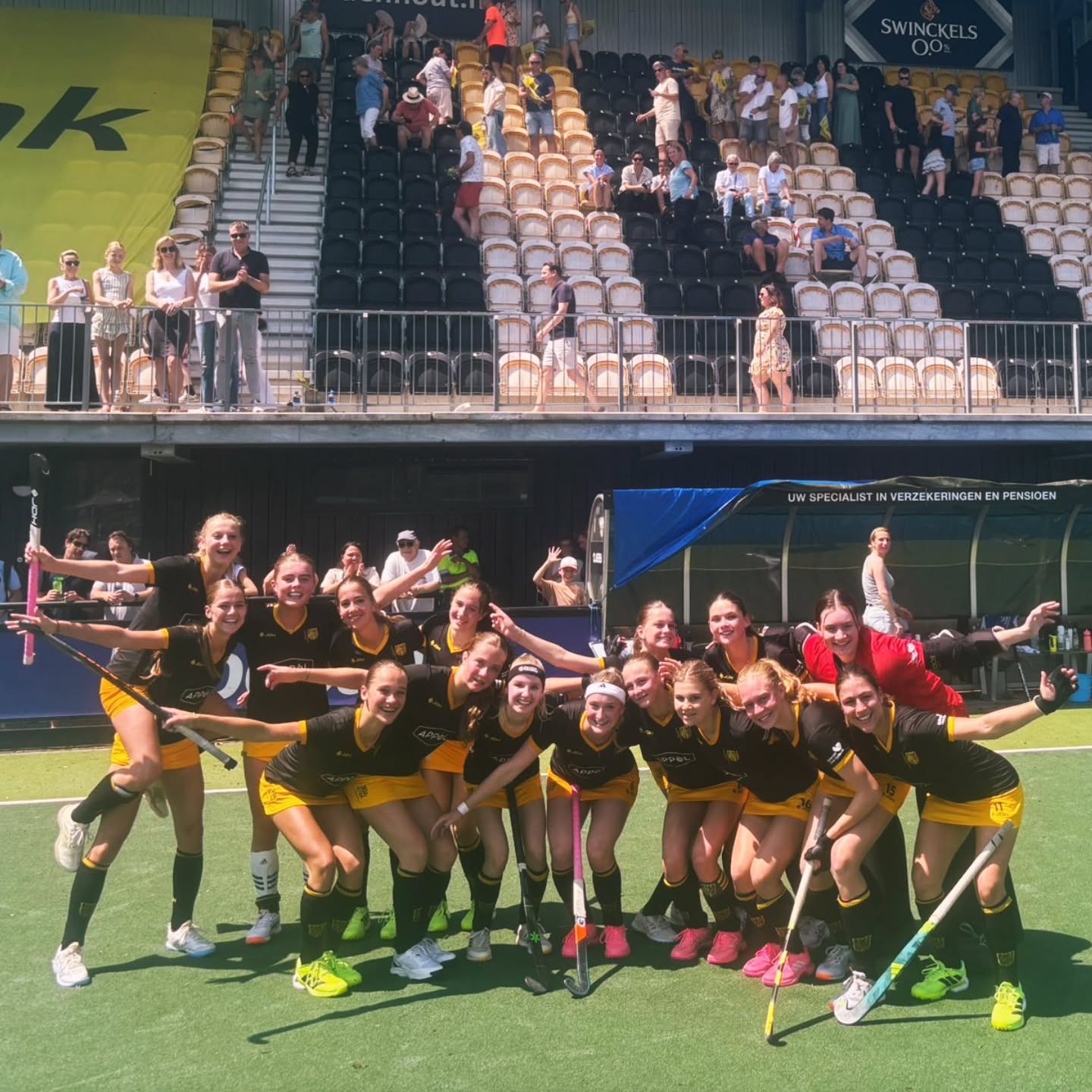 UPDATE 26-6: WEDSTRIJDEN ZIJN BELAST NAAR ZONDAG. UPDATE 25-6: WEDSTRIJD START AL OM 9:00 UUR! ?? FINALE NK!! Onze helden van @hcdbmo16_1 staan zaterdag in de finale van het NK! Ze nemen het op tegen HDM in het stadion van HC Rotterdam wat alle 016 finales gespeeld worden.
Ze kunnen alle support gebruiken! Kom in black and yellow en schreeuw de meiden naar de overwinning!
#HCDenBosch #nederlandskampioenschap #hockey