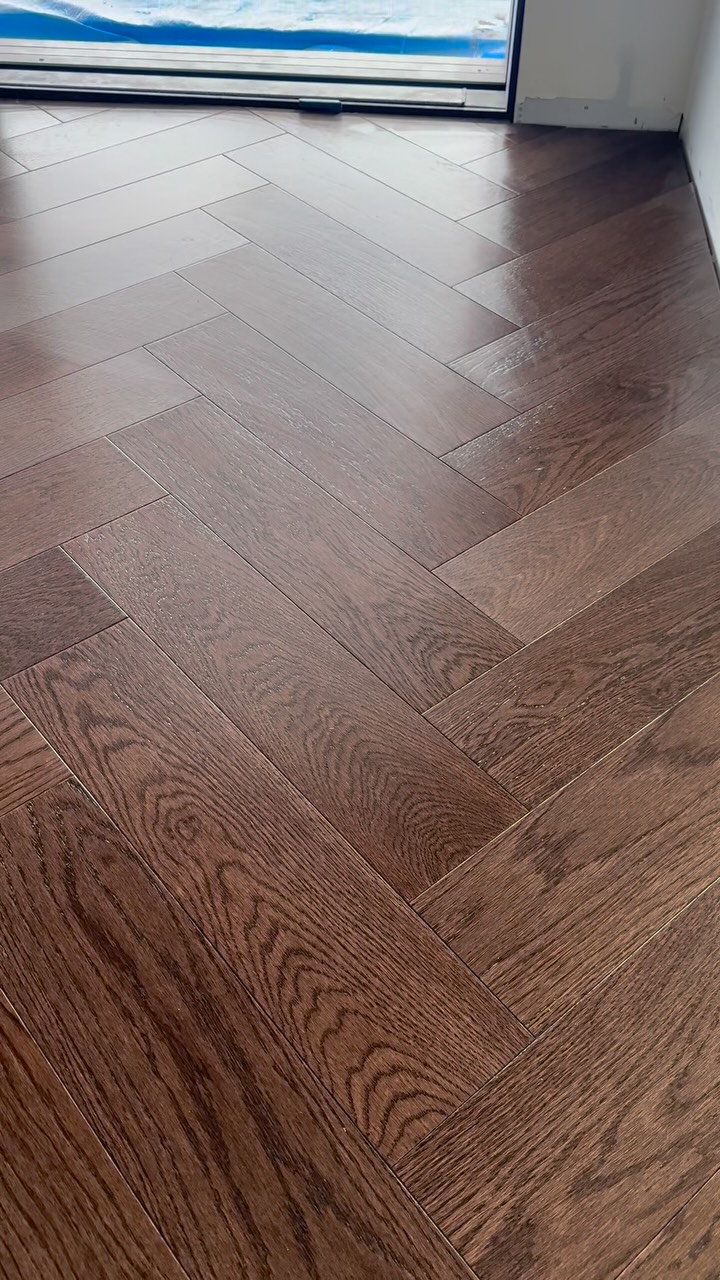 93m2 herringbone timber in Kiama to end the week, completed in just 2 and a half days
#parquet #herringbone #engineeredtimber #instagramreels #flooring