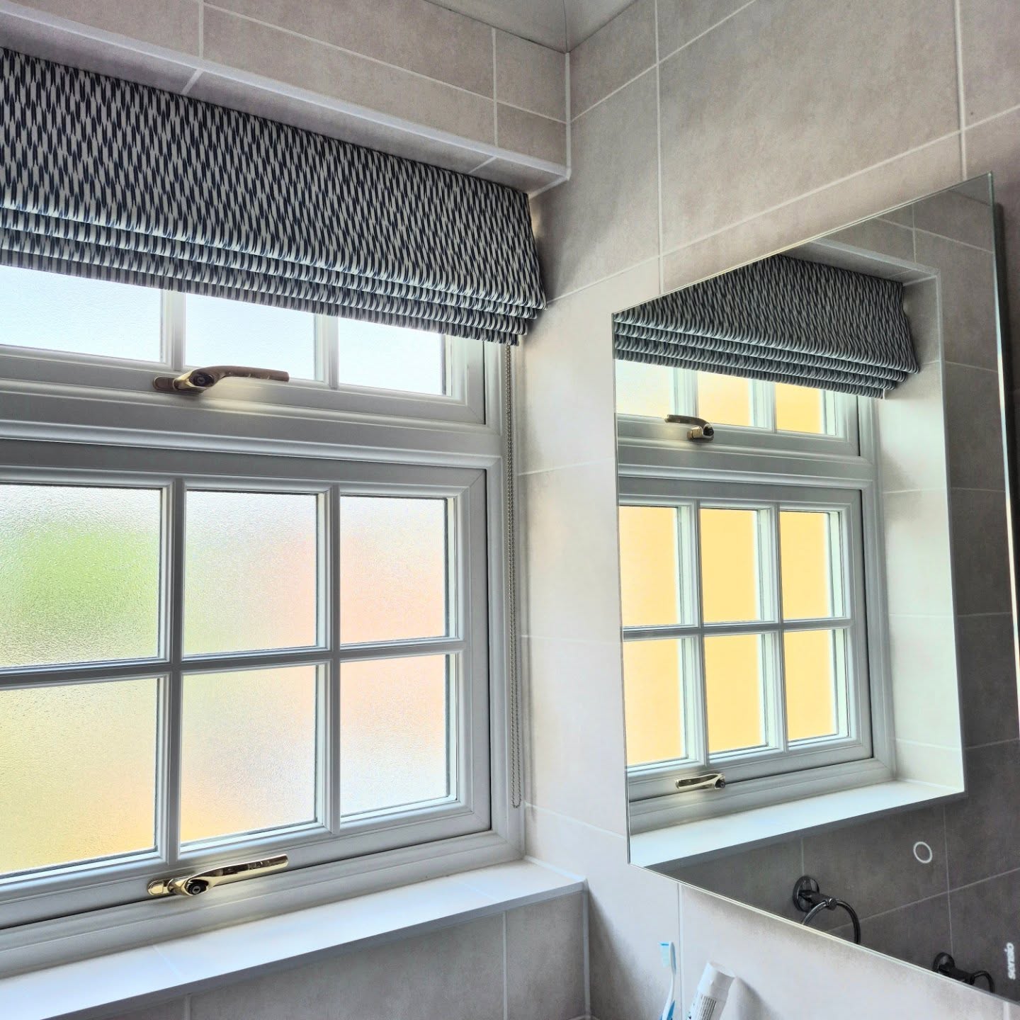 This was a lovely little Roman blind, made and fitted this time last year, and featured for this week's #throwbackthursday I was inspired to try an arty photo on fitting day ?
#bespokeromanblinds #romanblindmaker #romanblind #madetomeasureromanblinds