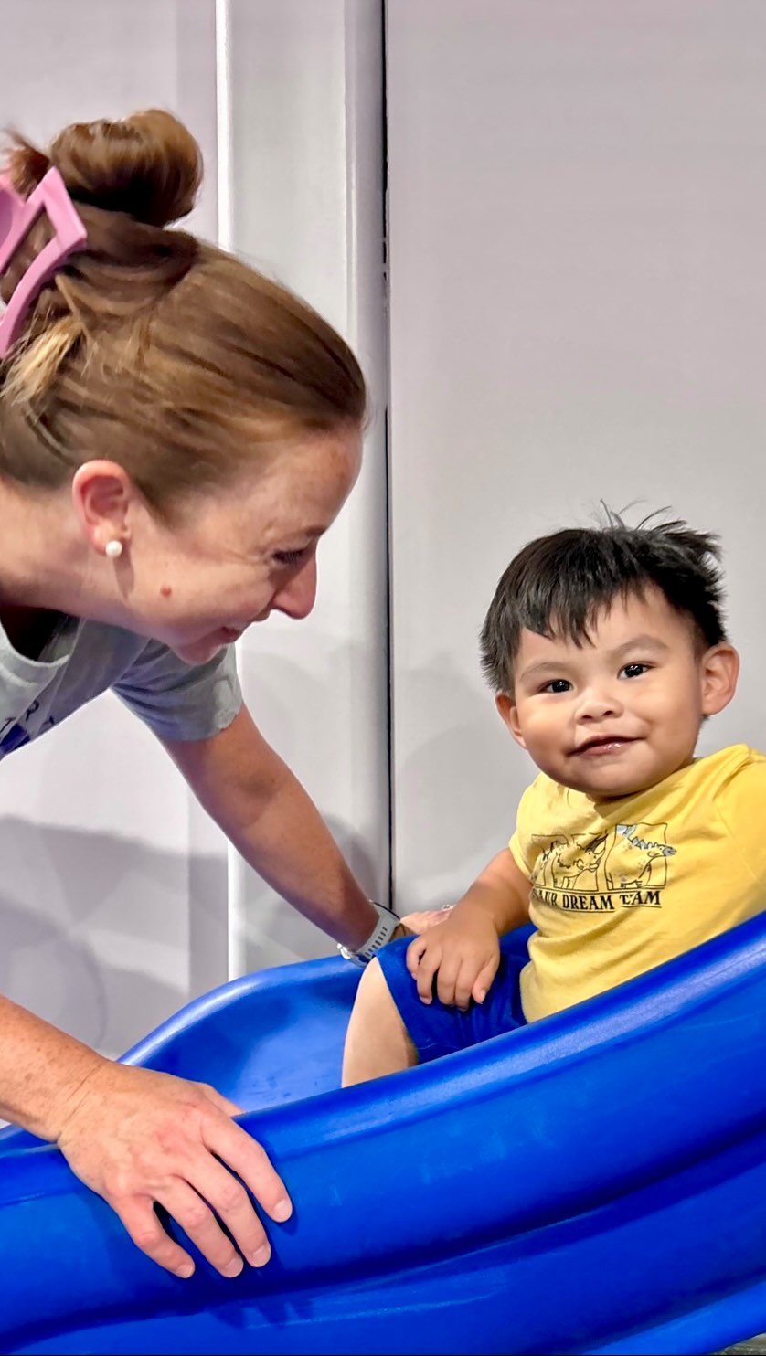 Smiling and sliding during PT with Mrs. Jenelle! ??? #physicaltherapy #hoggtherapypediatrics #hoggtherapy