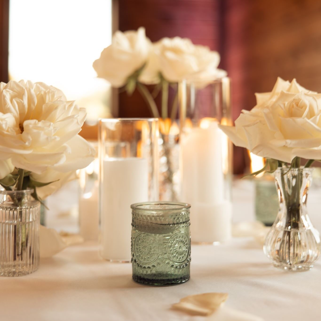 White florals to celebrate the beautiful couple ?
Venue: @golfthebog
Photographer: @hershhausco
Florist: @mayflowersflorist
#mayflowersflorist #weddingfloralarrangements #weddingfloristinbrookfield #wisconsinweddingflorist