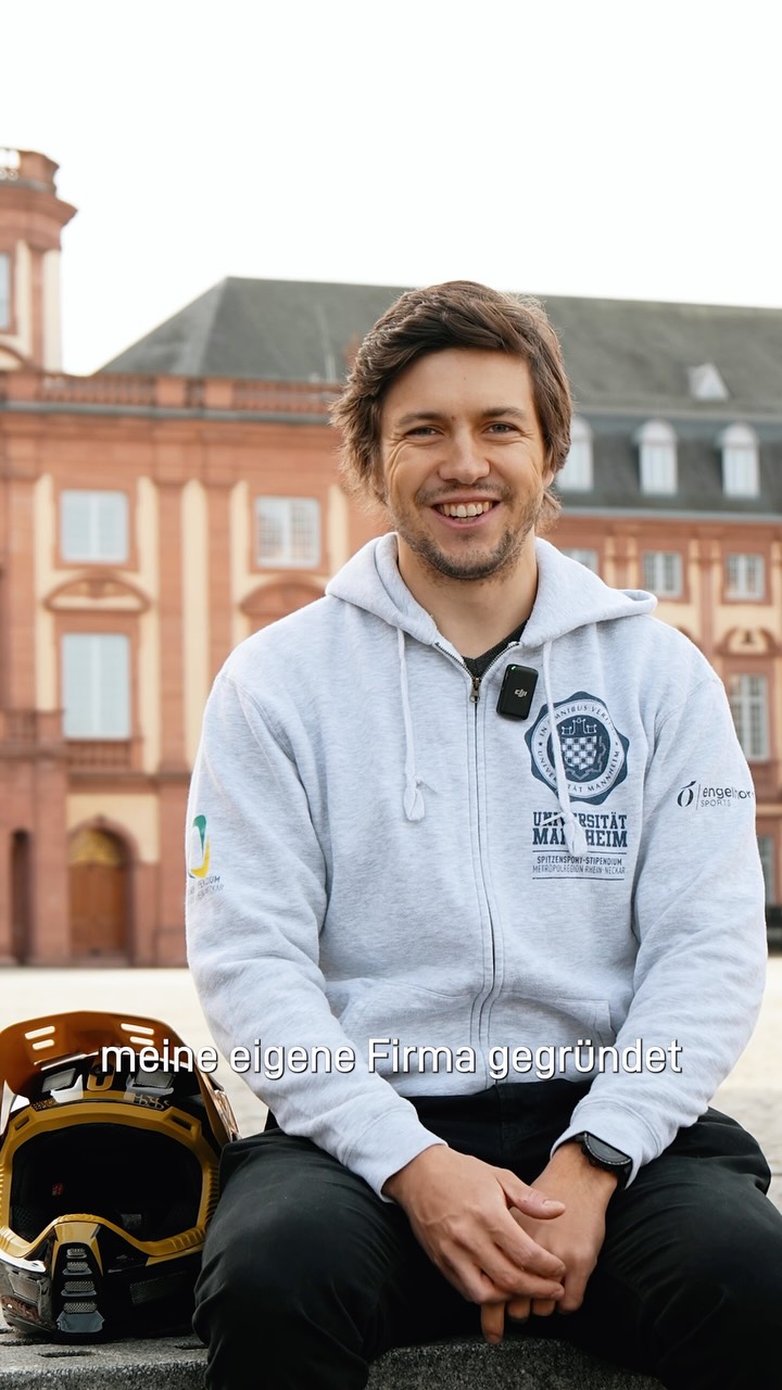 ?✨ Duale Karriere – und was kommt danach?
Unser ehemaliger Stipendiat @jannikabbou gibt in diesem zweiten Reel spannende Einblicke, wie es für ihn nach seinem Masterabschluss an der @uni_mannheim weiterging. ?
Außerdem teilt Jannik wertvolle Tipps und Erfahrungen mit unseren aktuellen und zukünftigen StipendiatInnen, wie sie ihre Duale Karriere zwischen Leistungssport und Studium erfolgreich meistern können. ???
? Schaut rein und erfahrt, welche Ratschläge Jannik für den Weg zur erfolgreichen Verbindung von Sport und Bildung hat! ✨
