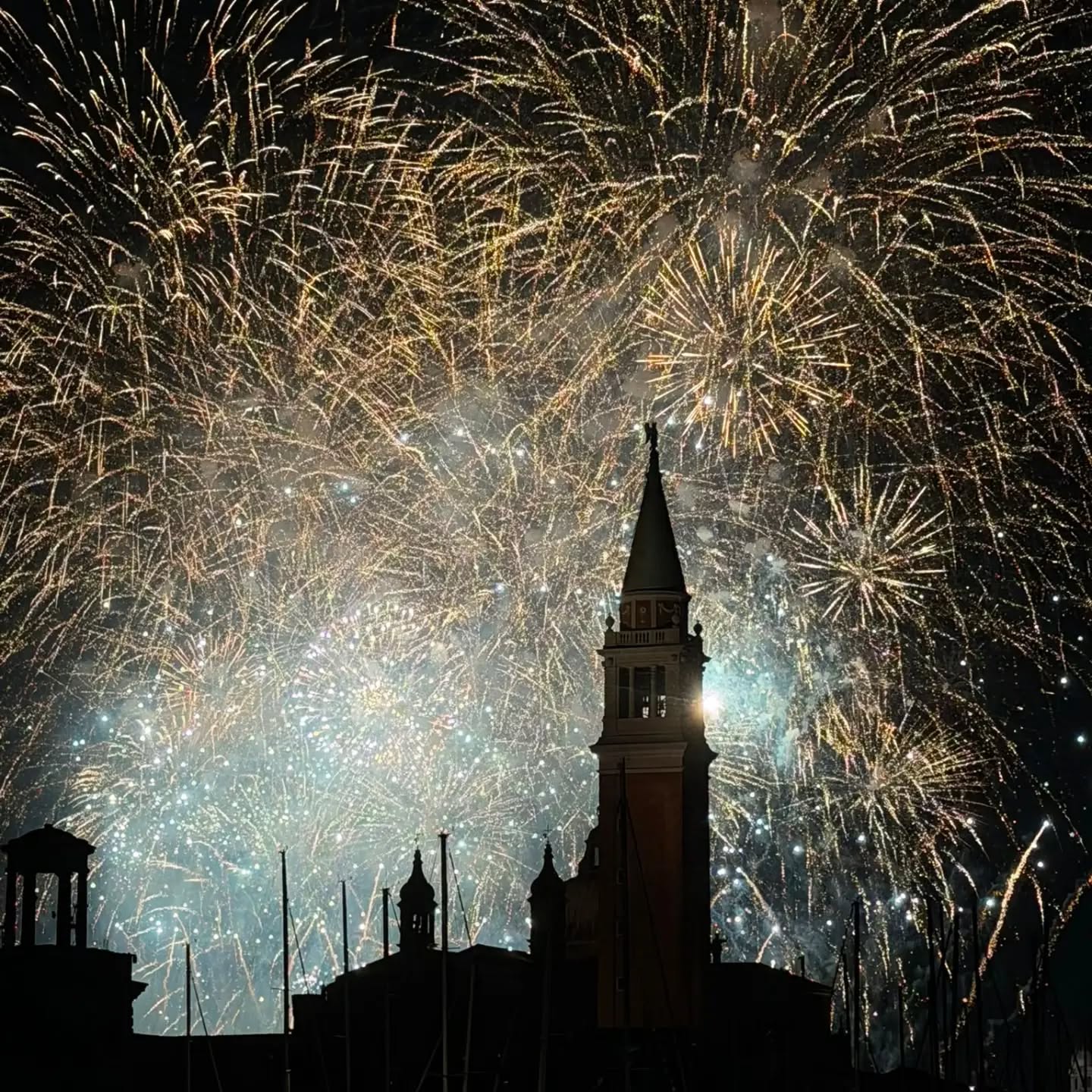 Ancora una volta illumina l'anima di Venezia.
I fuochi si accendono sull'acqua, dove la Giudecca incontra il bacino di San Marco, e per una notte la città intera si specchia in sé stessa.
Once again, it illuminates the soul of Venice.
The fireworks light up over the water, where the Giudecca Canal meets the Basin of San Marco, and for one night the whole city mirrors itself.
✨ #FestadelRedentore #Venice