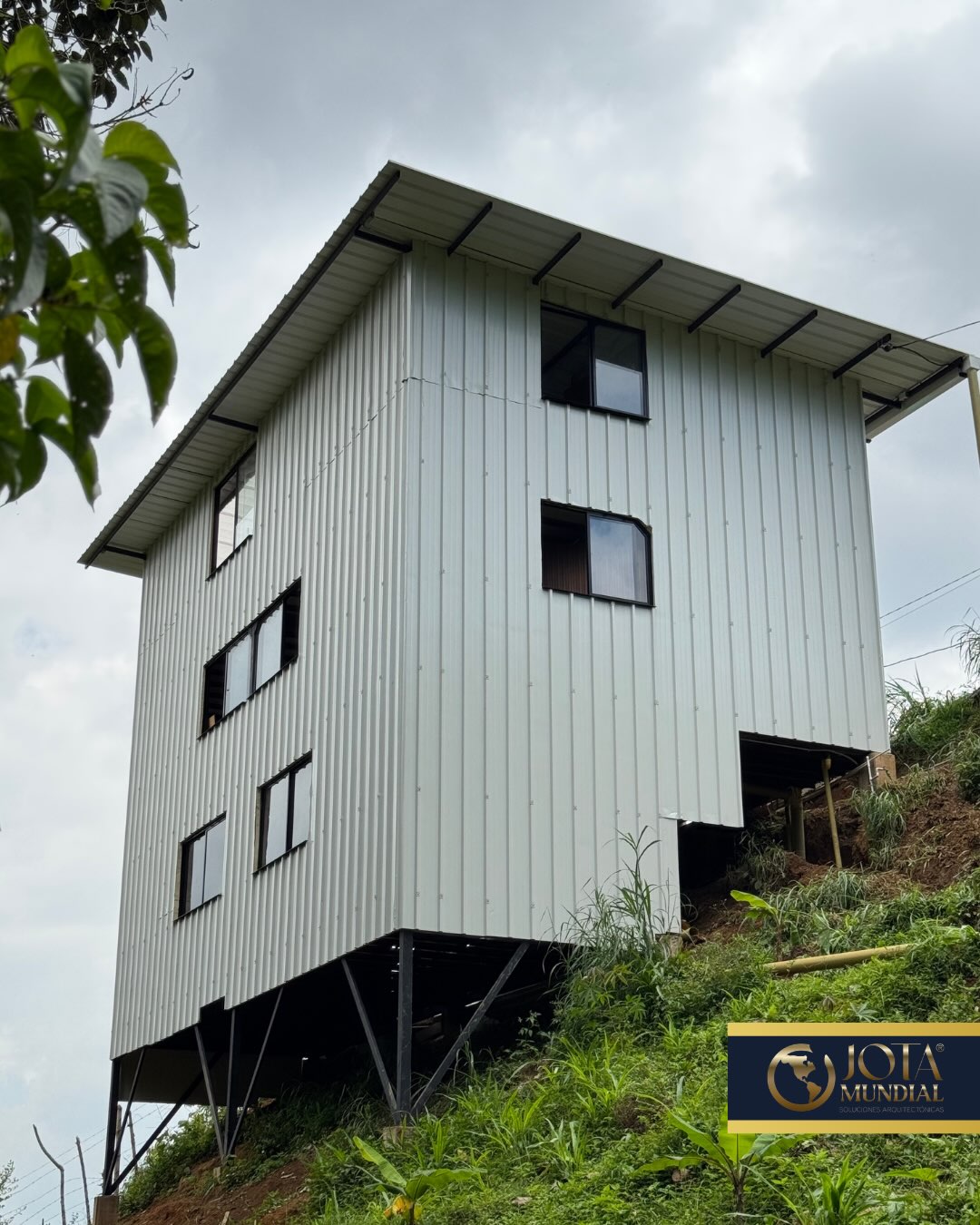 En Filo Bonito, Dosquebradas, nuestro cliente apostó por un diseño diferente e innovador, utilizando Cubierta Kingspan como sistema de cerramiento para su vivienda. Una solución moderna que combina diseño, eficiencia y excelentes propiedades.??⌛️
En Jota Mundial, de la mano de nuestra Área de Proyectos, hacemos realidad ideas que transforman espacios y rompen con lo convencional.
¿Tú también sueñas con construir diferente? Escríbenos y hagamos realidad tu próximo proyecto. ?✨