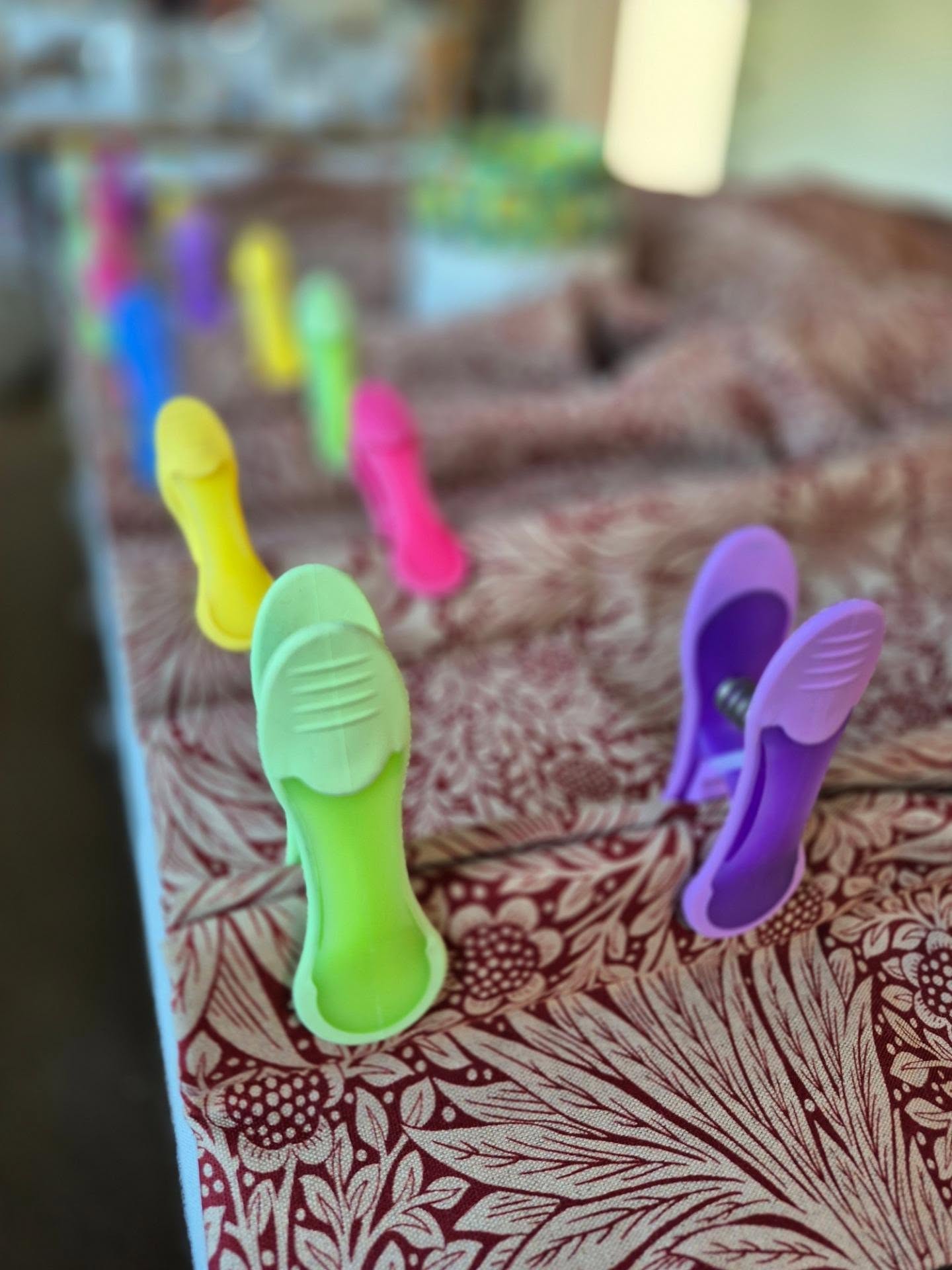 Little pops of colour in the workroom; clothes pegs holding pinch pleats in place until they're securely sewn ?
#pinchpleatcurtains #handsewncurtains #bespokecurtains #bespokecurtainsandblinds #madetomeasurecurtains