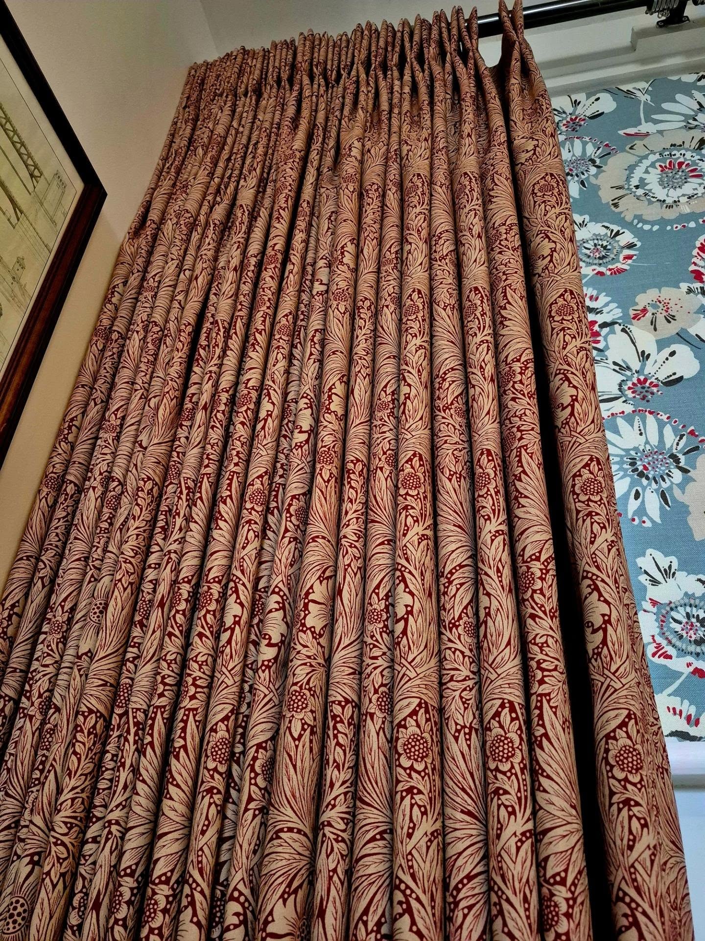 The waiting area is really filling up; there's as much on the right hand side, with one more curtain in this glorious fabric to make.
#madetomeasurecurtains #bespokecurtains #handsewncurtains #bespokesoftfurnishings #surreyinteriors