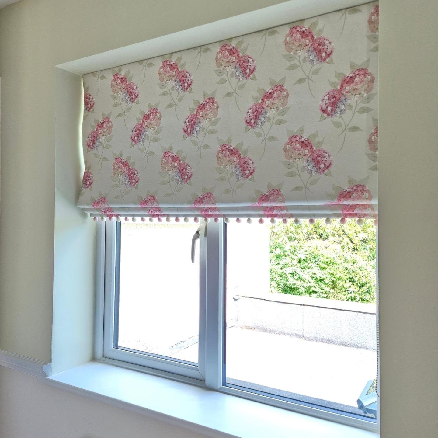 Just the prettiest Roman blind, made and fitted this time last year and featured for this week's #throwbackthursday A flower print and pompoms are a winning combination ?
#bespokeromanblinds #trimmings #bespokeblinds #bespokecurtainsandblinds