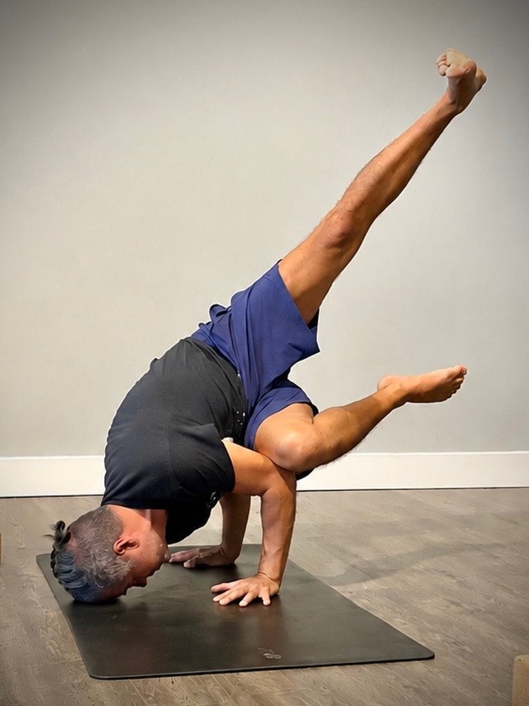 Mark showing us how it’s done in our Arm Balance Workshop with Mandy ? #pyfstudio #yoga #manassas