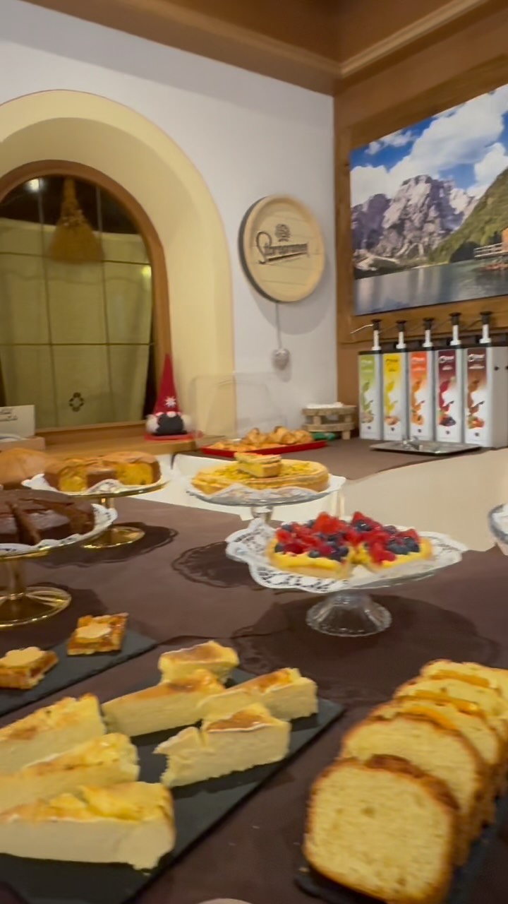 La giornata inizia meglio quando c’è una buona colazione e il tempo di godersela ☕?✨ #colazione #breakfast #dolomiti #montagna