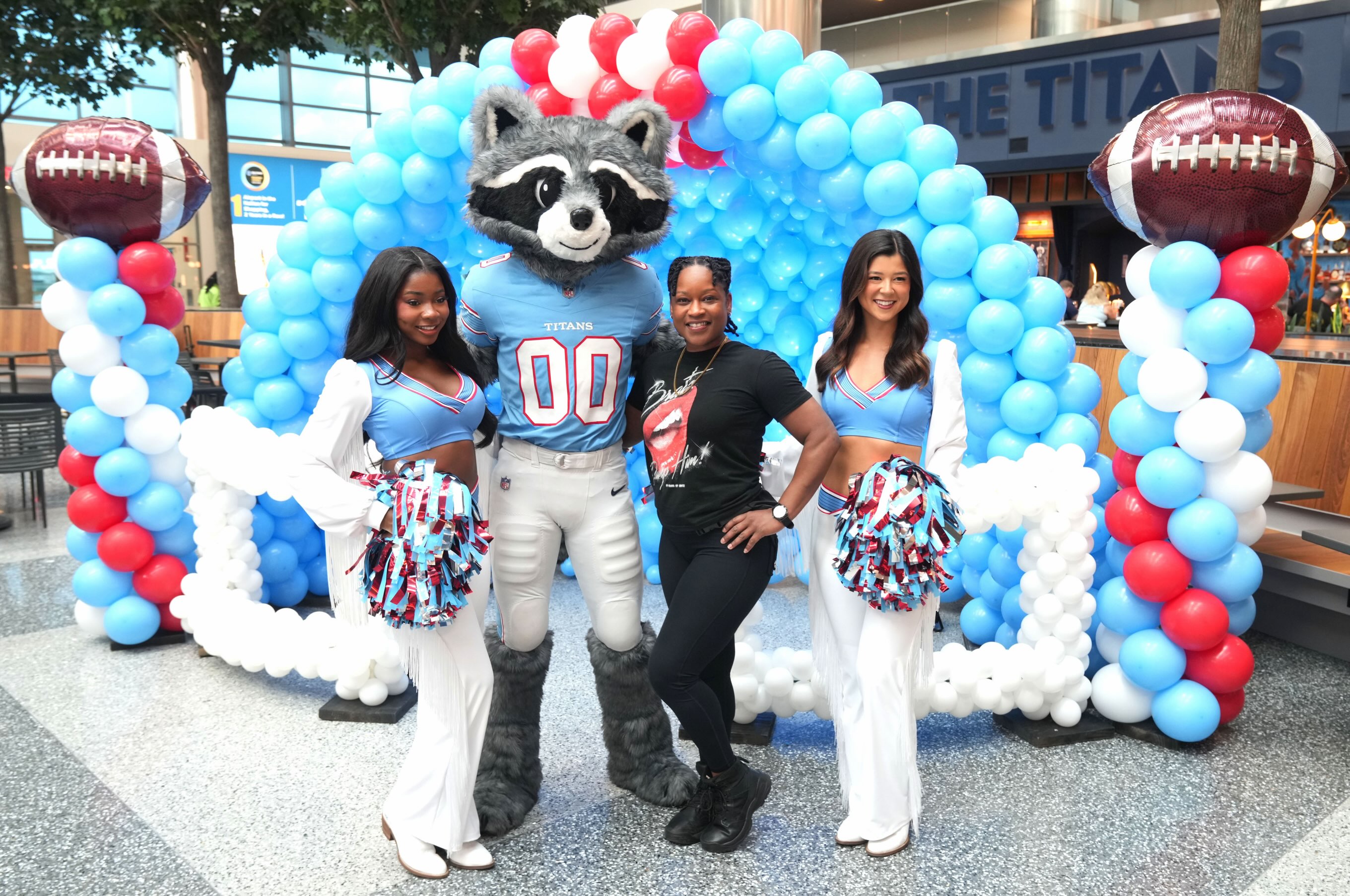 More from @titans day at BNA! ??
Photography, courtesy of @flynashville
.
.
.
#LaMarvelousWasHere #LaMarvelousBalloons #NashvilleBalloons