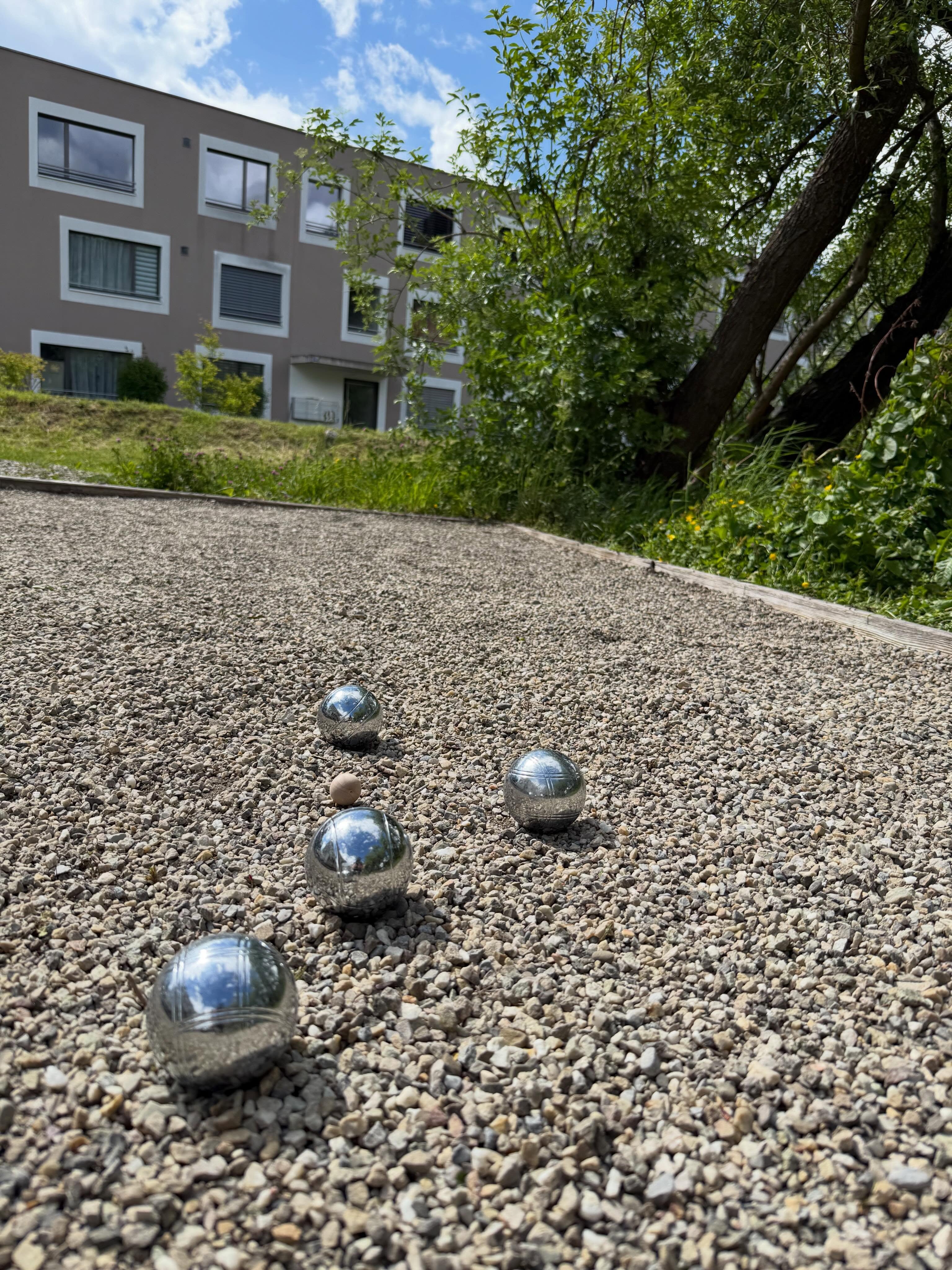 ? Pétanque-Treff in Huttwil! ?
Der Verein Kultur Huttwil lädt herzlich zum gemütlichen Pétanque-Treff ein! ?
? Freitag, 21. August 2026
? Ab 19 Uhr
? Weiden Pavillon Huttwil
? Getränke sind vorhanden
? Freies Spiel – jederzeit möglich!
Egal ob Anfänger/in oder erfahrene/r Pétanque-Spieler/in – kommt vorbei, spielt eine Runde und geniesst einen gemütlichen Abend in geselliger Runde. ?
Wir freuen uns auf euch! ?
#Huttwil #KulturHuttwil #Pétanque #PétanqueTreff #WeidenPavillon