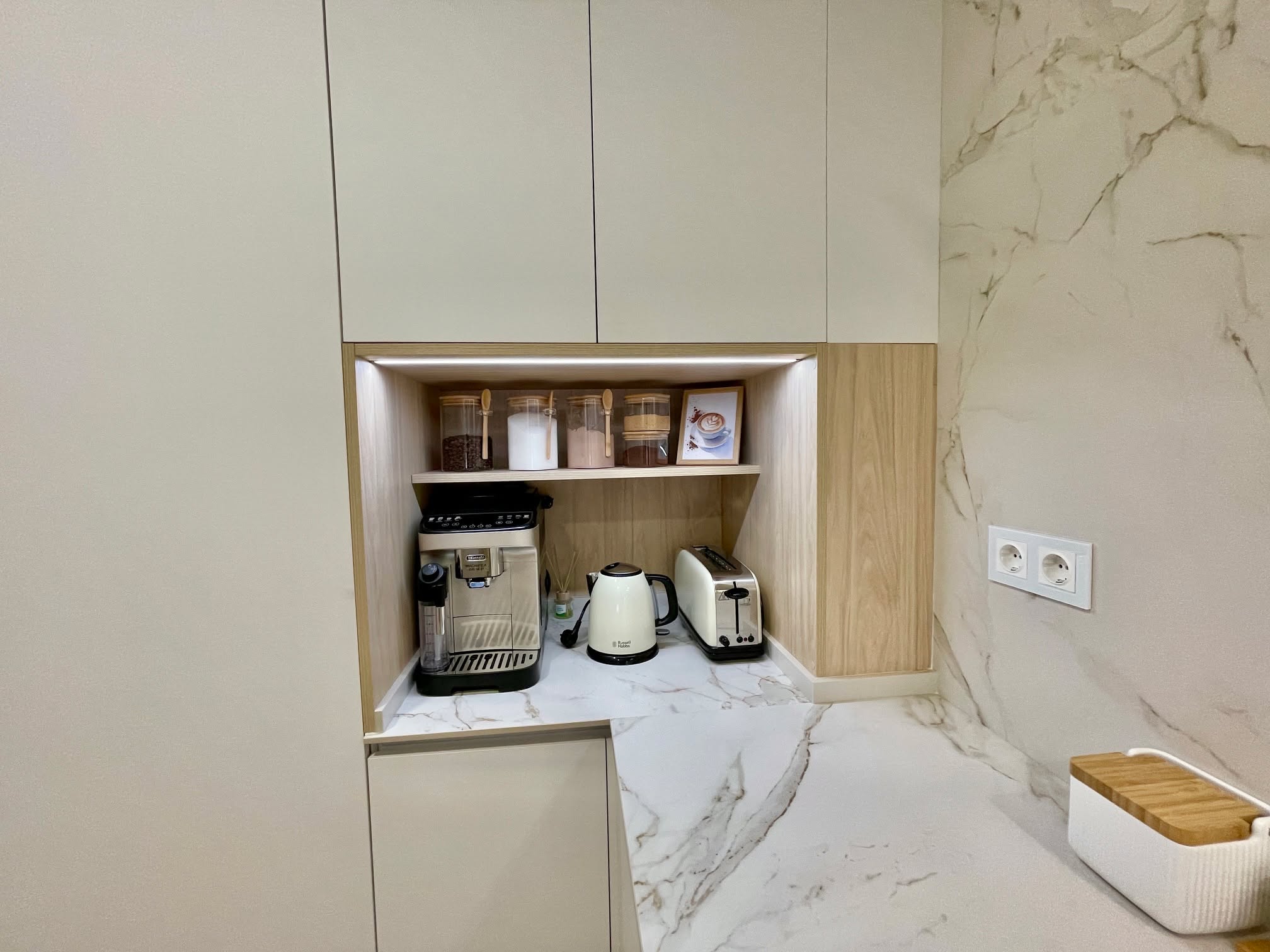 Luminosa, sofisticada y hecha para disfrutar.
La cocina de hoy nuestros clientes la estudiaron al milímetro para poder sacarle el máximo partido y sin dejar nunca el diseño de lado.
El mobiliario en una puerta anti-huellas blanca, combinada con roble hacen de la estancia un lugar totalmente acogedor. Con detalles como el desayunador en madera que le da ese toque de serenidad, y las luces integradas en los muebles que aportan aún más claridad.
La encimera en porcelánico @dektonbycosentino color Entzo mate, los electrodomésticos @bosch_espana , la zona de lavado de @icoben.cocinas y en esta ocasión para la mesa y sillas un conjunto de @formihogarmobiliario hacen de esta cocina un resultado perfecto.
Atendemos con cita previa 📞 ☎️
Visita nuestra página web 📱
#mundococina #cocinascordoba #cocinasvilladelrio #cocinasblancas
#cocinasnegras #madera #mobiliario #cocinas #cocina
#mueblesamedida #carpinteria #deco #decoración #reformas #kitchen
#muebles #mueblesdecocina #cocinasmodernas #interiorismo #hogar
#interiordesign #diseñodeinteriores #baños #armarios
#armariosempotrados #vestidores #home #armariosamedida #electrodomésticos