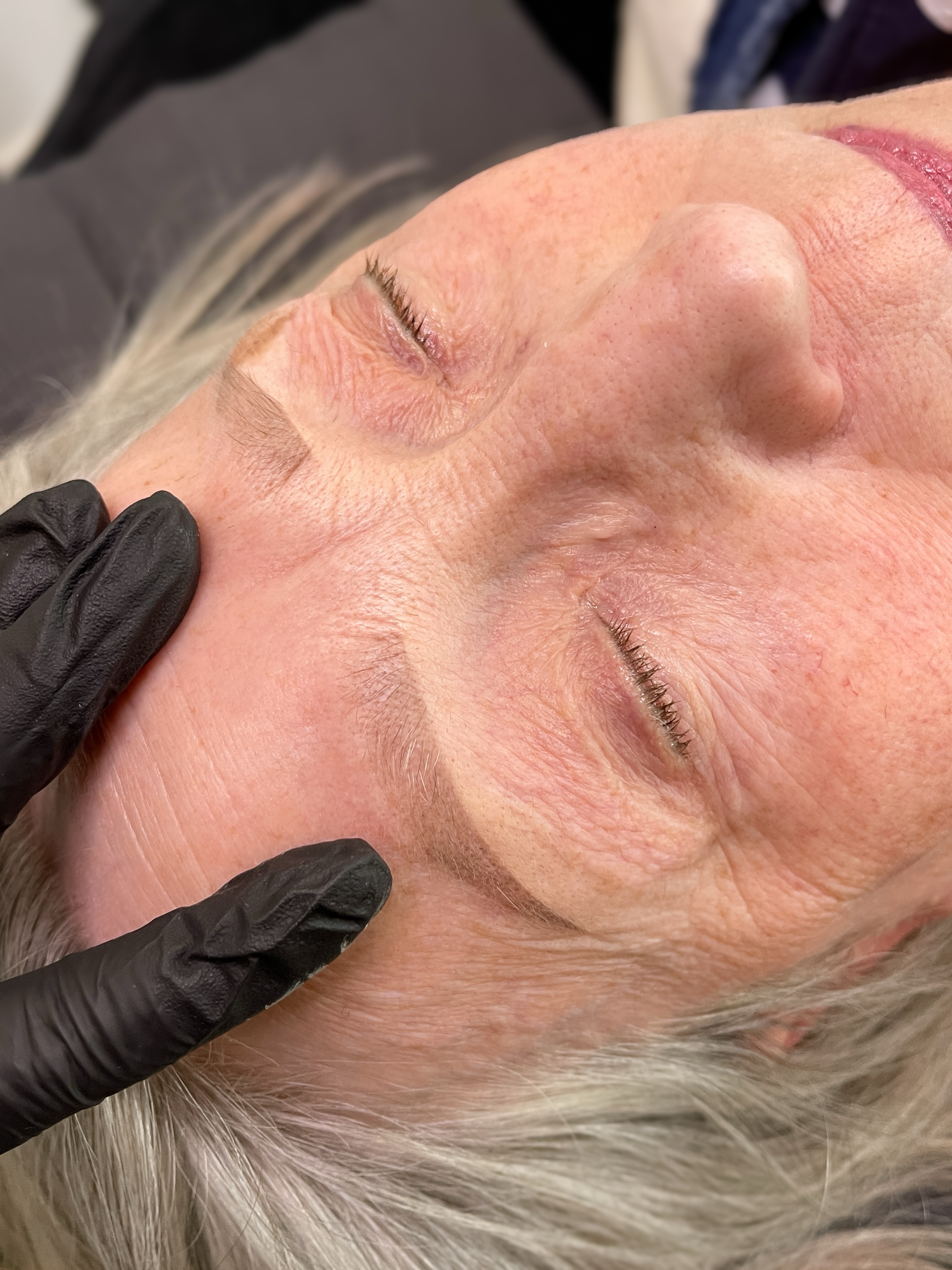 Hoe stoer en fantastisch is dit!
Een mooi voorbeeld van hoe subtiel permanente make-up kan zijn.
Ook bij een rijpere huid kunnen we een prachtig subtiel resultaat creëren. We kijken altijd naar wat past bij jouw huid, uitstraling en wensen, want geen gezicht is hetzelfde.
Twijfel je nog? Boek dan een PMU intake. Tijdens deze afspraak kun je al je vragen stellen en leggen we je rustig alles uit.