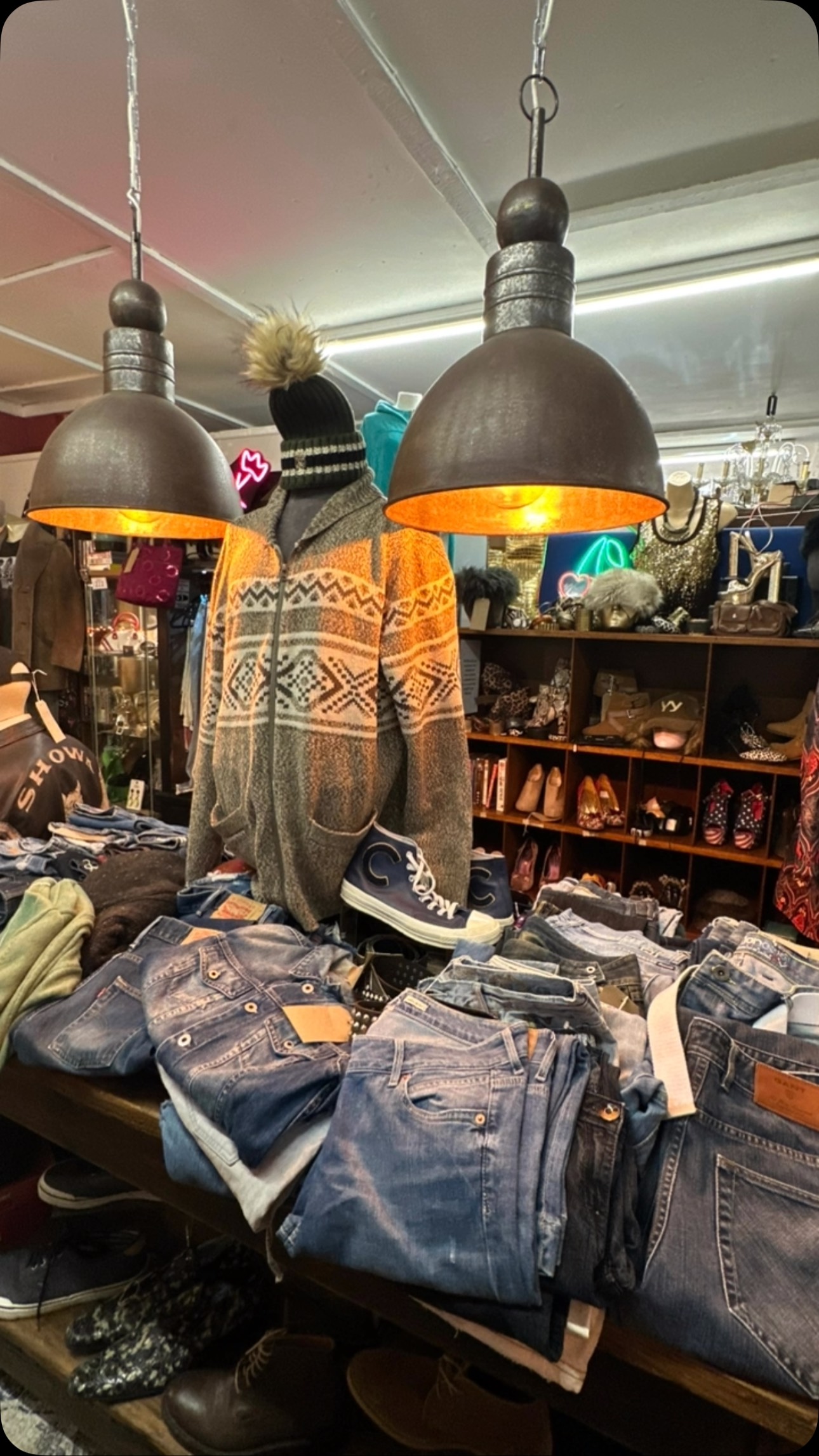 A Stella mix of vinyl,vintage denim and Y2K.
Open until 5pm
#phisicalshopping #vintagelevis #y2k #vinyl #bikerjackets