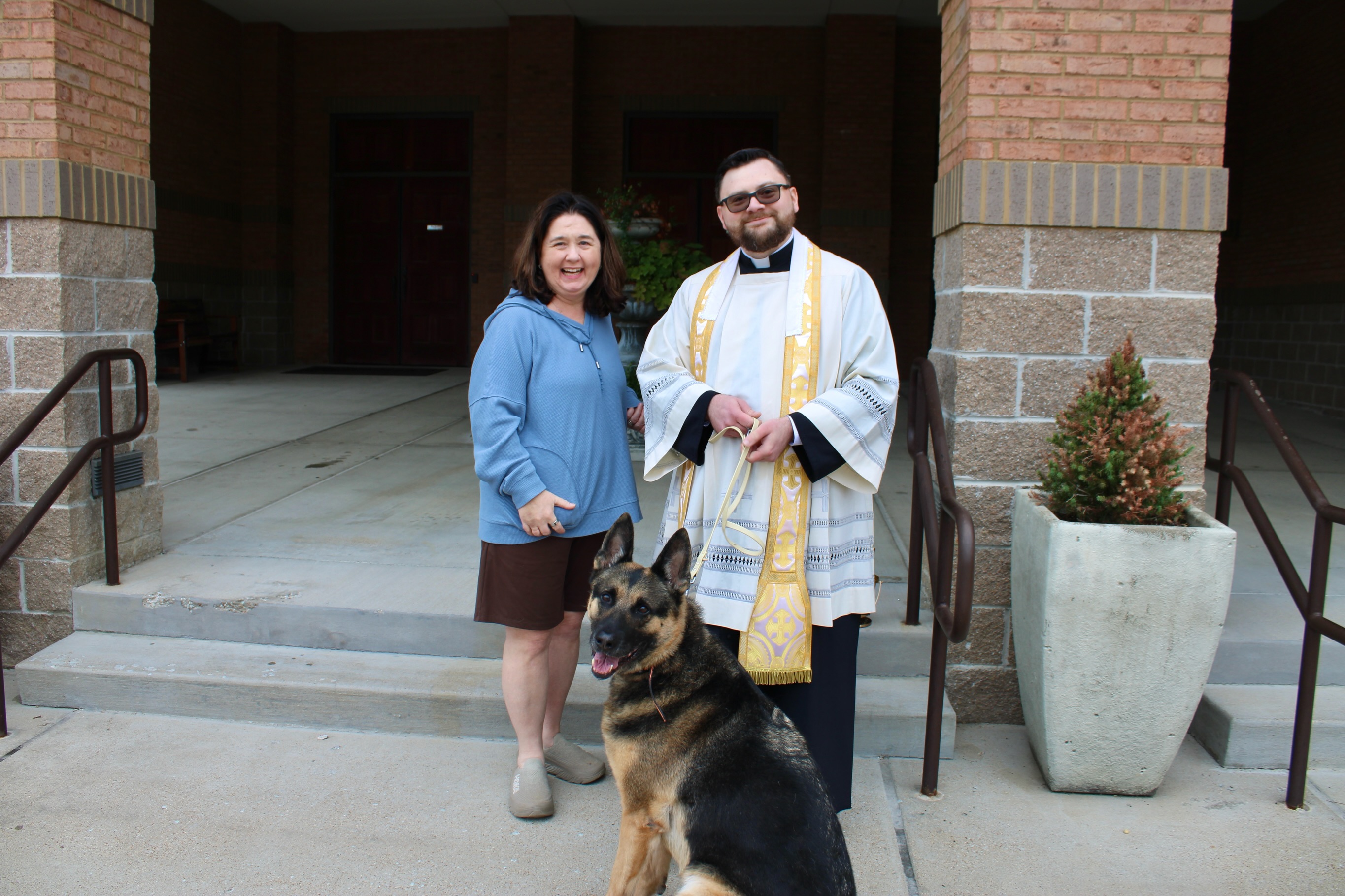? We had a fun and furry morning at the Blessing of the pets on Saturday!
? To celebrate the Feast of Saint Francis of Assisi, parishioners brought their 4 legged family members to be blessed by Father Mateusz. This ceremony reflects St. Francis’ belief in the harmony of all living beings and their connection to the divine.
? For all photos from the Blessing of the Pets, please check out our Facebook. Thank you all for coming!
#incarnationcollierville
? ¡Pasamos una mañana divertida y llena de peluditos en la Bendición de las Mascotas!
? Para celebrar la fiesta de San Francisco de Asís, los feligreses llevaron a sus miembros de la familia de cuatro patas para recibir la bendición del padre Mateusz. Esta ceremonia refleja la creencia de San Francisco en la armonía de todos los seres vivos y su conexión con lo divino.
? Pueden ver todas las fotos de la Bendición de las Mascotas en nuestra página de Facebook. ¡Gracias a todos por asistir!
